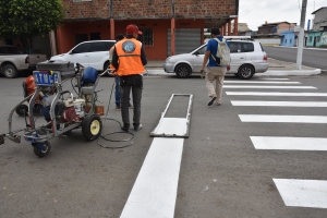 Colocaci&oacute;n de se&ntilde;alizaci&oacute;n horizontal en el cant&oacute;n Isidro Ayora