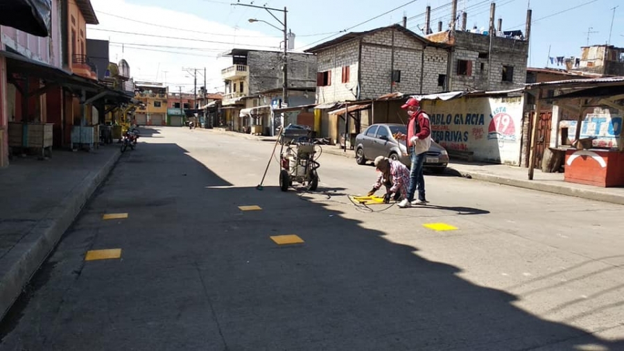 Colocaci&oacute;n de se&ntilde;alizaci&oacute;n horizontal para distanciamiento en la parroquia El Laurel