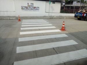 Instalaci&oacute;n de se&ntilde;alizaci&oacute;n horizontal en el local "LA CUADRA"