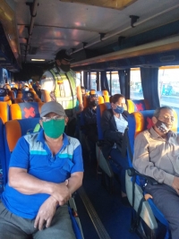 Controles de seguridad en los buses de la parroquia La Aurora