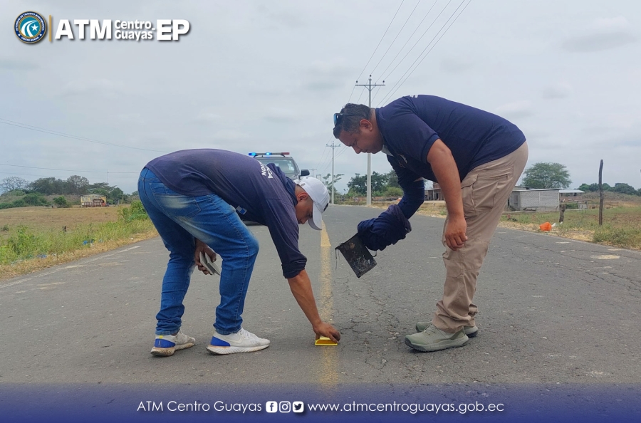 Colocaci&oacute;n de tachas reflectivas en el recinto Pueblo Nuevo del cant&oacute;n Isidro Ayora