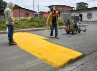 Colocaci&oacute;n de se&ntilde;alizaci&oacute;n horizontal en el cant&oacute;n Nobol