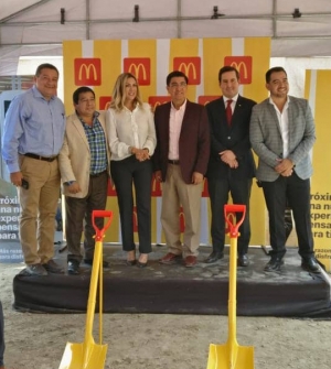 Gerente General presente en la colocaci&oacute;n de la primera piedra para local de McDonald's