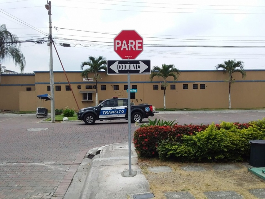 Instalaci&oacute;n de se&ntilde;ales verticales en la urbanizaci&oacute;n San Antonio de la parroquia La Aurora