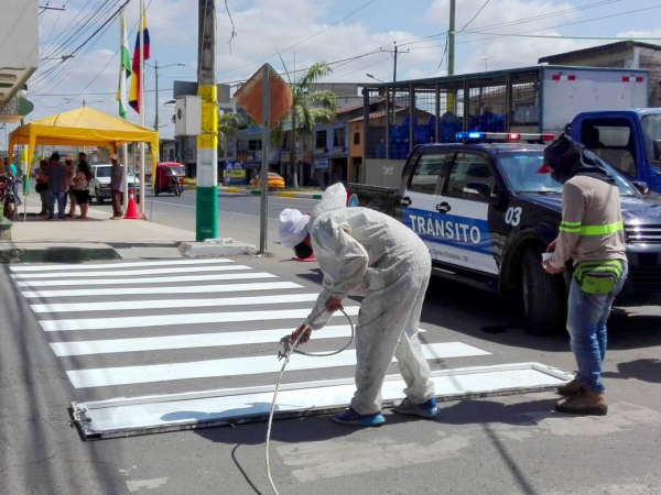 Implementaci&oacute;n de se&ntilde;alizaciones horizontales en el cant&oacute;n Pedro Carbo