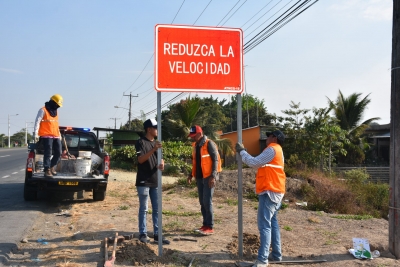 Instalaci&oacute;n de se&ntilde;ales verticales en el cant&oacute;n Santa Luc&iacute;a