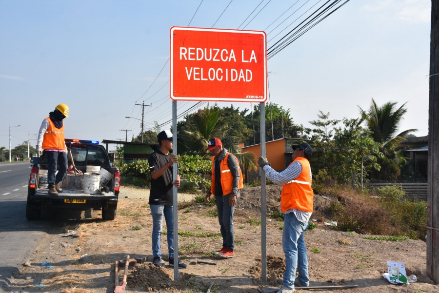 Instalaci&oacute;n de se&ntilde;ales verticales en el cant&oacute;n Santa Luc&iacute;a